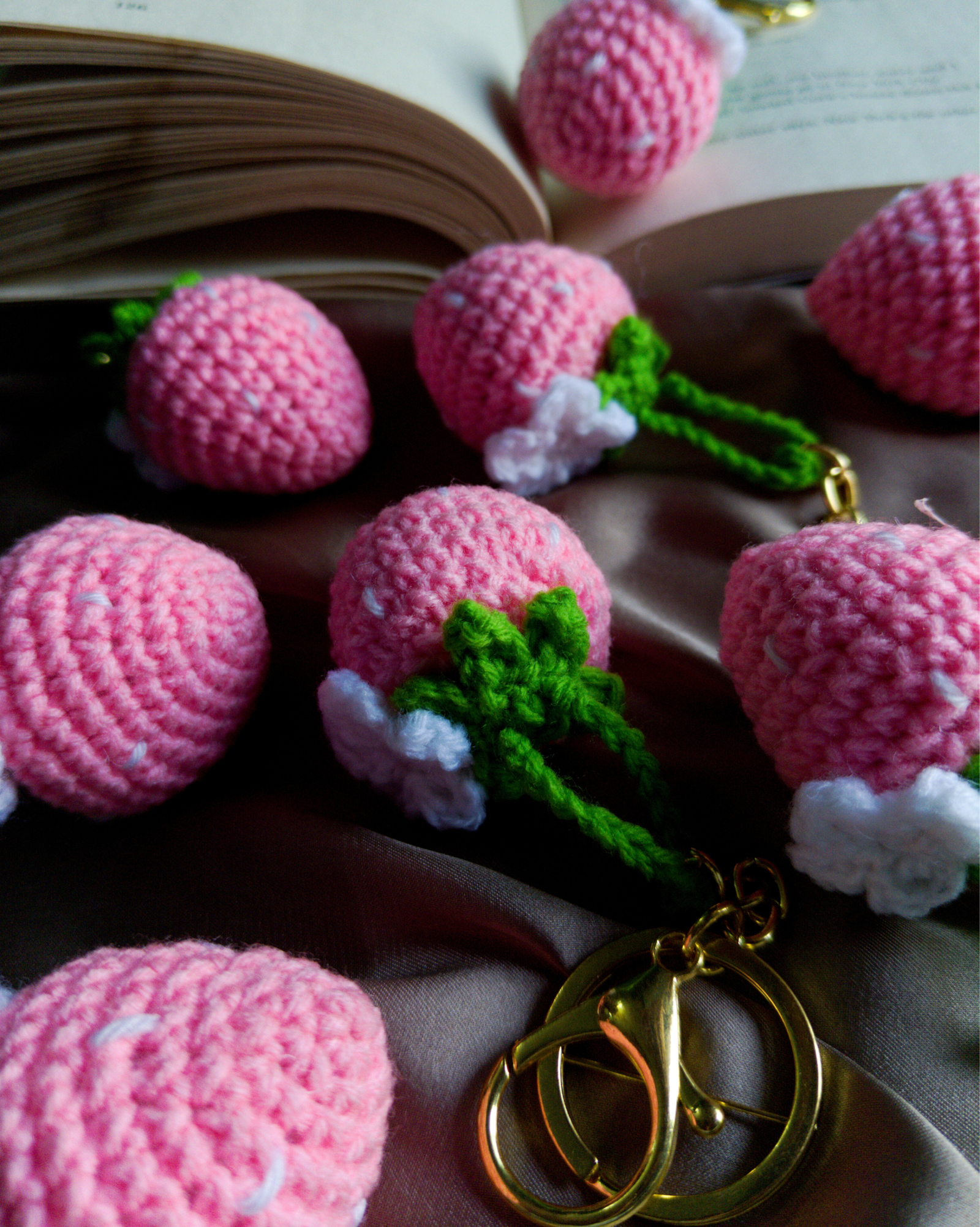 Handmade crochet fruit keychain strawberry design, small aesthetic yarn keyring gift for friends and return gifts India